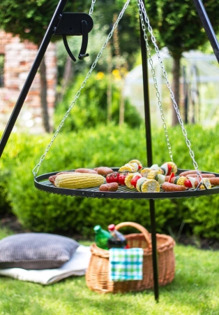 Grill na trójnogu z kołowrotkiem 180 cm, TRIVO, ruszt stal naturalna, 80 cm